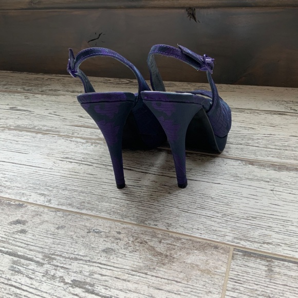 Stuart Weitzman Brocade Satin open toe heels - Picture 4 of 6